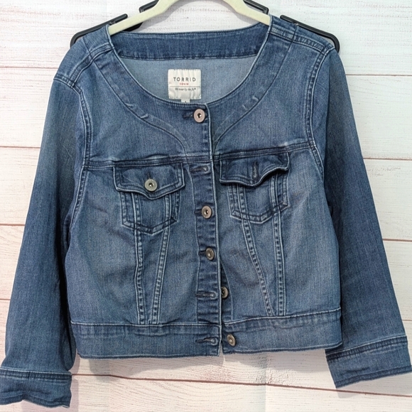 torrid Jackets & Blazers - Euc Torrid Women's Blue 💙 Collarless Denim Jacket Size 1X